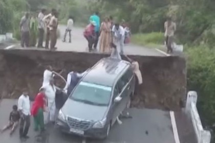 হঠাৎ বিকট শব্দে দুই ভাগ হয়ে গেল ব্রিজ (ভিডিও)