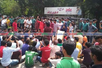 আবরার হত্যার বিচার দাবিতে রাবিতে বিক্ষোভ, ঢাকা-রাজশাহী মহাসড়ক অবরোধ