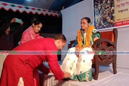 আখাউড়ায় দুর্গোৎসবে বাবা-মাকে পূজা
