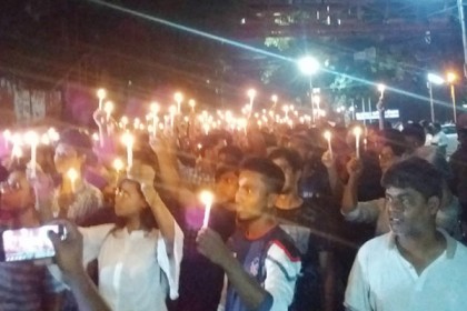মোমবাতি প্রজ্বলন করে বুয়েট শিক্ষার্থীদের বিক্ষোভ