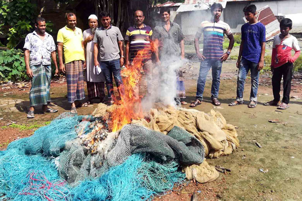 বাগেরহাটে বলেশ্বর নদী থেকে জব্দ জালে আগুন

