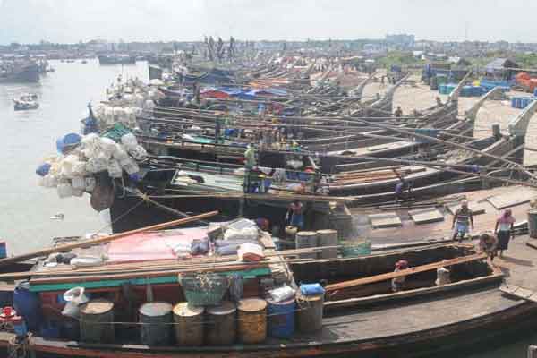 চট্টগ্রামে অলস বসে আছে ট্রলার      