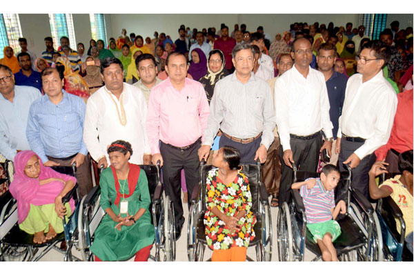 বগুড়ায় শারীরিক প্রতিবন্ধীদের মাঝে হুইল চেয়ার বিতরণ