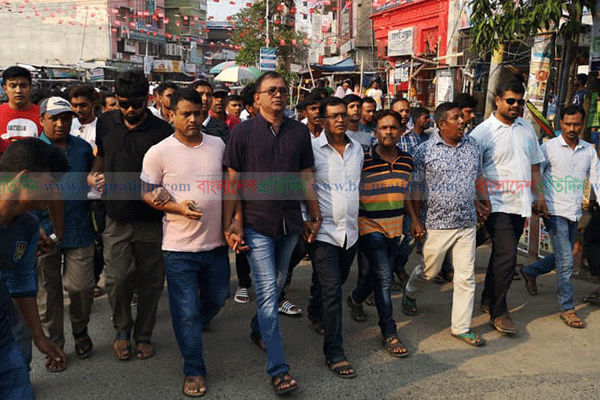 দুর্নীতির অভিযোগ মাথায় নিয়ে দুর্নীতি বিরোধী র‌্যালি করলেন যুবলীগ নেতা
