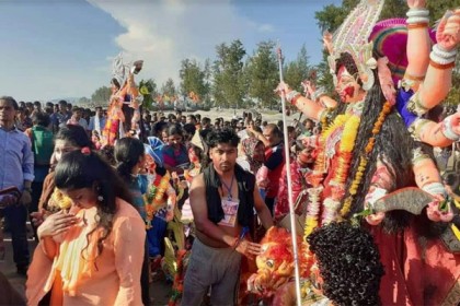 টেকনাফ সমুদ্র সৈকতে প্রতিমা বিসর্জনে মানুষের ঢল    