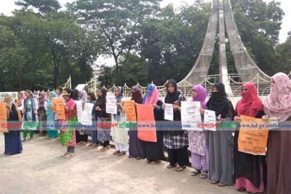 আবরার হত্যার প্রতিবাদে চবিতে ছাত্রীদের বিক্ষোভ