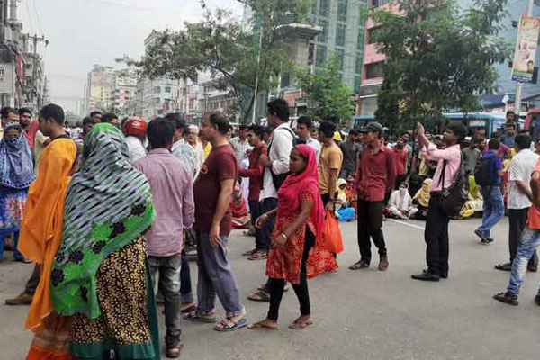 রামপুরায় সড়ক অবরোধ করে পোশাক শ্রমিকদের বিক্ষোভ