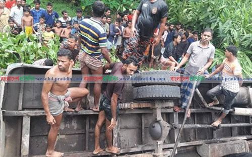 বরগুনায় সড়ক দুর্ঘটনায় মা ও মেয়ে নিহত, আহত ৯