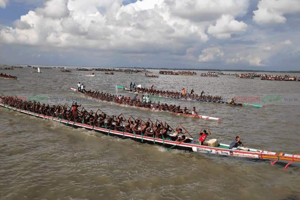 যমুনায় নৌকাবাইচে মানুষের ঢল

