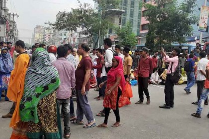 রামপুরায় সড়ক অবরোধ করে পোশাক শ্রমিকদের বিক্ষোভ