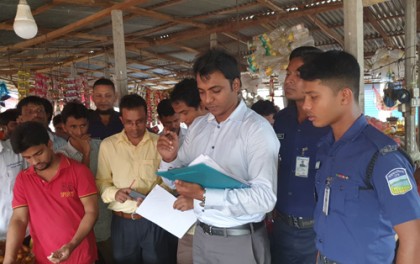 ভালুকায় পলিথিন বিক্রি করায় ব্যবসায়ীর জেল জরিমানা