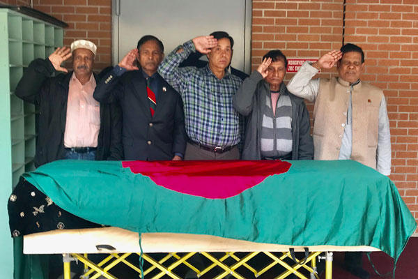 মুুক্তিযোদ্ধা নাসিমের কফিনে সহযোদ্ধাদের শ্রদ্ধা নিবেদন