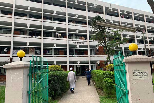 বুয়েটের আবাসিক হলে চলছে পুলিশের অভিযান