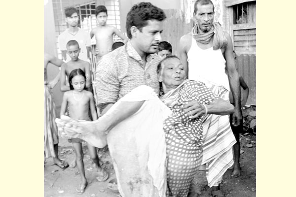 অসুস্থ মাকে রাস্তায় ফেলে গেল সন্তানরা