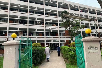 বুয়েটের আবাসিক হলে চলছে পুলিশের অভিযান
