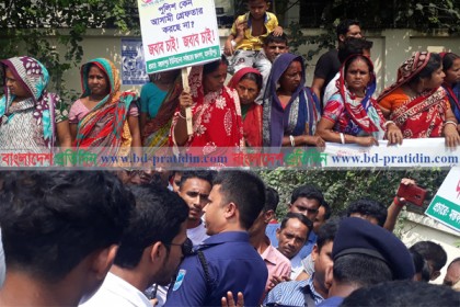মাদারীপুরে ব্যবসায়ী হত্যার প্রতিবাদে মানববন্ধন, পুলিশের বাধা