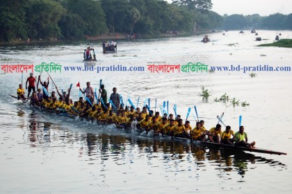 মাগুরার ফটকি নদীতে ঐতিহ্যবাহী নৌকা বাইচ
