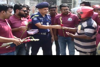 মানিকগঞ্জে হেলমেটপরা মোটরসাইকেল চালকদের ফুলেল শুভেচ্ছা