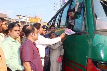চুয়াডাঙ্গা গণপরিবহনে চালকদের মোবাইল বক্স প্রদান