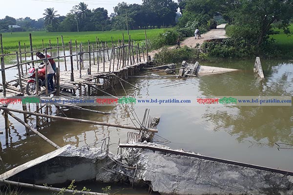 বন্যার দুই বছর পরও ভাঙা ব্রিজটি পুনরায় নির্মাণ করা হয়নি