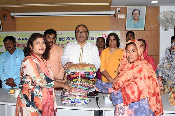 রাজশাহীতে লাইভলীহুড উপকরণ ও বীজ বিতরণ