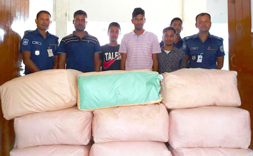 ভারতীয় সীমান্তে দিয়ে ৫৭০ কেজি  চা আনার সময় আটক ৪