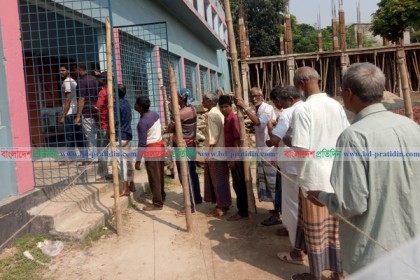 চাঁপাইনবাবগঞ্জ সদর উপজেলা নির্বাচনে ভোটগ্রহণ চলছে