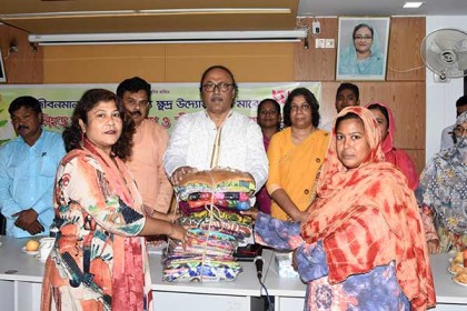রাজশাহীতে লাইভলীহুড উপকরণ ও বীজ বিতরণ