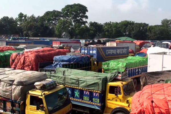 তীব্র স্রোতে পদ্মা-যমুনায় ফেরি চলাচল ব্যাহত, পারের অপেক্ষায় শতশত যানবাহন