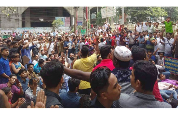 সম্রাট সমর্থকদের আদালতের বাইরে বিক্ষোভ