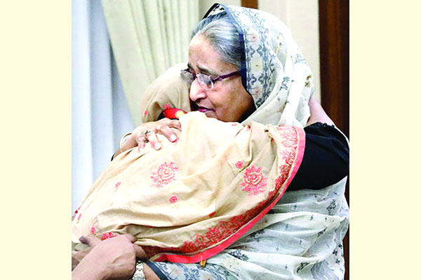 প্রধানমন্ত্রীকে জড়িয়ে ধরে কাঁদলেন আবরারের মা