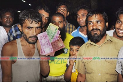 করতোয়া নদীতে টাকা ভাসার খবরে মানুষের ভীড়