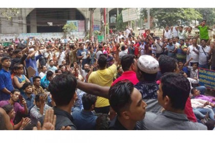 সম্রাট সমর্থকদের আদালতের বাইরে বিক্ষোভ