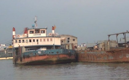 কাঁঠালবাড়ী-শিমুলিয়া নৌরুটে অনির্দিষ্টকালের জন্য ফেরি চলাচল বন্ধ 