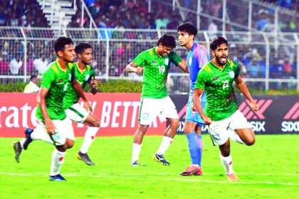 বাংলাদেশ ফুটবল দলকে মাশরাফি-মুশফিকদের অভিনন্দন
