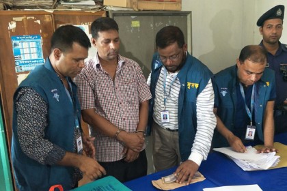 ঘুষের টাকাসহ জামালপুর জেনারেল হাসপাতালের অফিস সহকারী আটক
