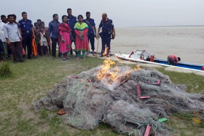 চরভদ্রাসনে ইলিশ শিকারি ধরতে গিয়ে দুর্ঘটনার কবলে ইউএনও