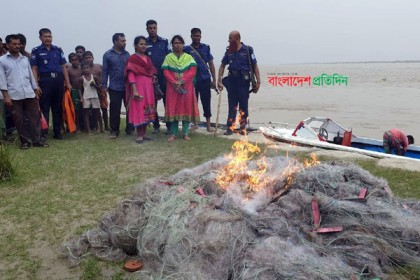 ইলিশ শিকারী ধরতে গিয়ে দুর্ঘটনার কবলে ইউএনও