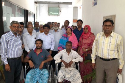 রাজশাহীতে নিম্নআয়ের মানুষের মাঝে  হুইল চেয়ার-সেলাই মেশিন