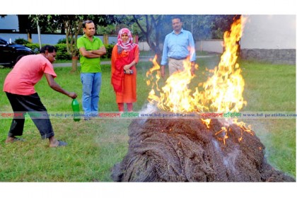 বগুড়ায় পোড়ানো হলো ২ লাখ টাকার অবৈধ জাল 