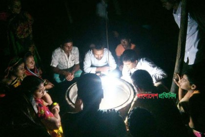 বোয়ালমারীতে জনপ্রিয় হচ্ছে আলোক ফাঁদ
