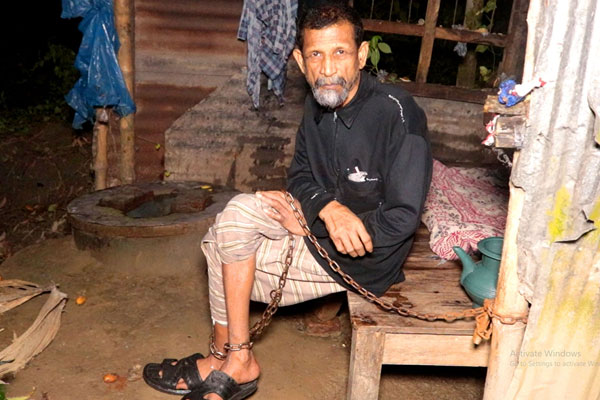 ১০ বছর পর শিকলবন্দী হতভাগ্য এক পিতাকে উদ্ধার করলো প্রশাসন