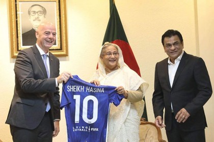 প্রধানমন্ত্রীকে জার্সি উপহার দিলেন ফিফা সভাপতি