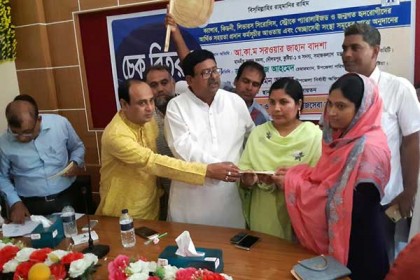 কুষ্টিয়ায় ক্যান্সার-কিডনি রোগীদের মাঝে চেক বিতরণ
