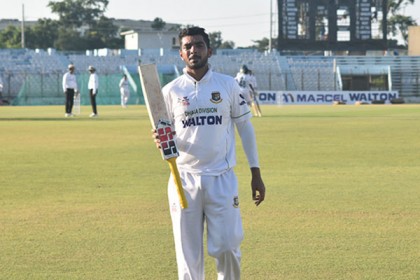 এবার ডাবল সেঞ্চুরি হাঁকালেন সাইফ