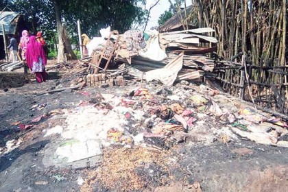 খানসামায় অগ্নিকাণ্ডে ২৬ পরিবারের ব্যাপক ক্ষয়ক্ষতি 