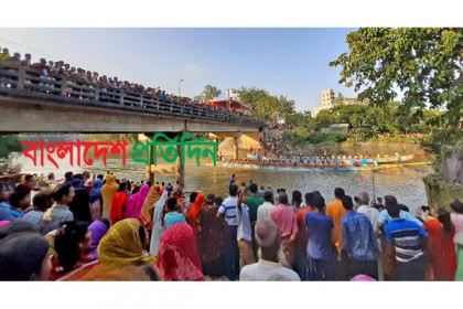করতোয়ায় নৌকা বাইচ প্রতিযোগিতায় হাজারো মানুষের ভীড়