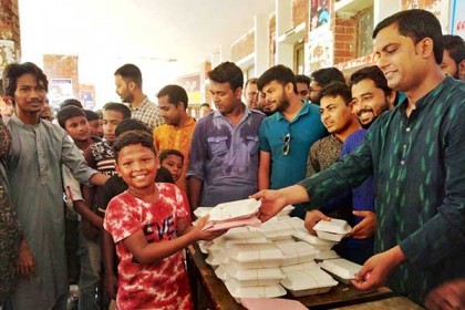 শেখ রাসেলের জন্মদিনে পথশিশুদের মাঝে জাবি ছাত্রলীগের খাবার বিতরণ 