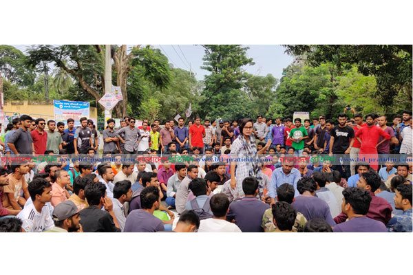 রাবি শিক্ষার্থীর ওপর হামলার প্রতিবাদে আন্দোলন অব্যাহত, গ্রেফতার ৩
