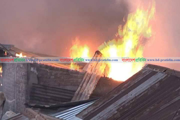 হকার্স মার্কেটে ভয়াবহ আগুন; পুড়ে গেছে ৪০ দোকান